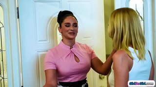 Аферистка менен маленькими сиськами блондинка притворяется сбежавшей падчерицей милфы менен чоң сиськами жана обнаруживает, деп волосатую киску вылизывает анын өгөй эне