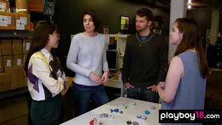 Amatör dörtlü sikme ile horoz aç MİLF ev hanımları