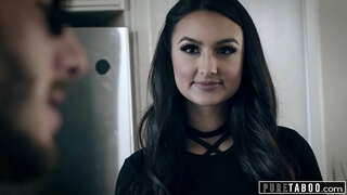 Eliza Ibarra Is Dlíodóir Go Bhfuil Gá Le Coileach