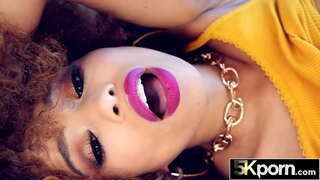 Big Ass Zwarte Babe Stuitert op Pik