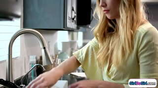 Блондинка менен чоң сиськами келет үйгө пораньше, өз девушке менен маленькими сиськами, жана алар конференциялар бул лесбийским сексом.Алар целуются жана грудастая красотка киет оправу жана подставляет ага адам