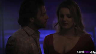 Sexy babe ELiza Eves laten de volwassen stud stak haar zoete muffin met zijn kloppende pik