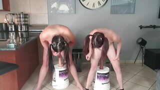 2 pucér kis bögyös pigtailed kurvák mind a vibrátor zömök fasz kihívás együtt | dildó út