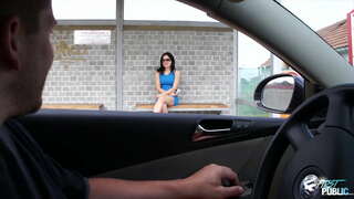 Лавыран автобус станцийыште шкет чувак моторжым ойырен, тудым ончыктышо семын тура калыкле трах пӱртӱс