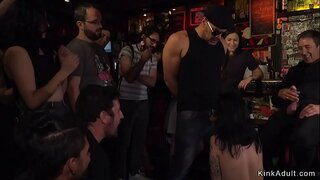 یورو برده سبزه در برخی از نوار ساخته شده به لیس و مکیدن دیک