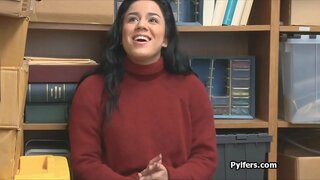 Düzgün vücutlu Latina thief busted ve becerdin tarafından dik guard