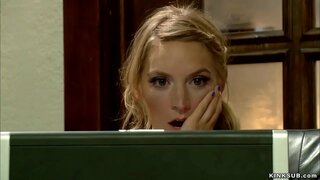 Блондинка Мона Уелс е намерил порнофильм своята мащеха Симона Соня в интернет, а след това выпорола и трахнула я анал в бондаже в леглото