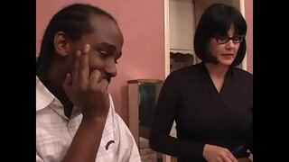 Татуіраваная милфа красуня ў акулярах напаўняе сваю шапіках цвёрдым чорным членам Татуіраваная милфа красуня ў акулярах напаўняе сваю шапіках цвёрдым чорным членам