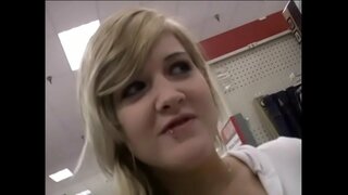 ���रम कुत्री आवडतात घेते अवाढव्य लंड तिच्या तोंडात