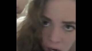 Курва чини деептхроатинг и узима анални цреампие, пре него што је прднула у време камминга